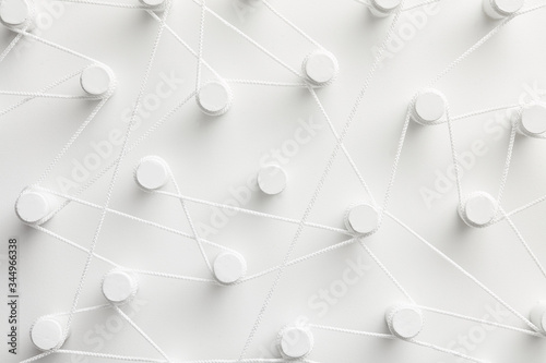 Isolated element among connected threads