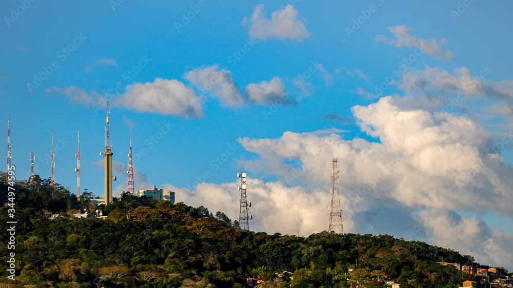 Florianopolis  no entardecer belas nuvens no céu azul com as antenas do Morro da Cruz, Florianópolis, Santa Catarina, Brasil
