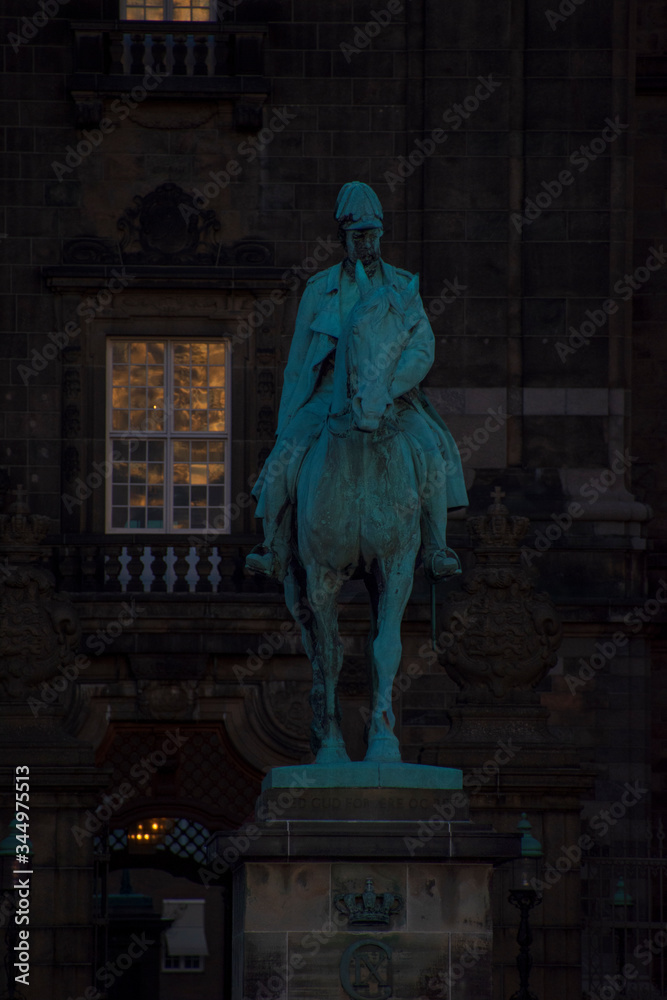 Statua di Re Federico VII davanti il Palazzo di Christiansborg