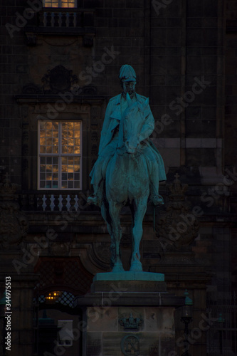 Statua di Re Federico VII davanti il Palazzo di Christiansborg