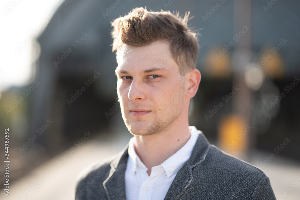 Casual Look in Zeiten der Corona Krise; Covid-19; business