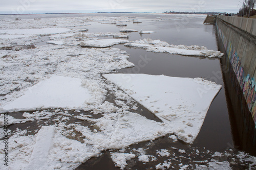 Fotografie early spring ice drift on the river