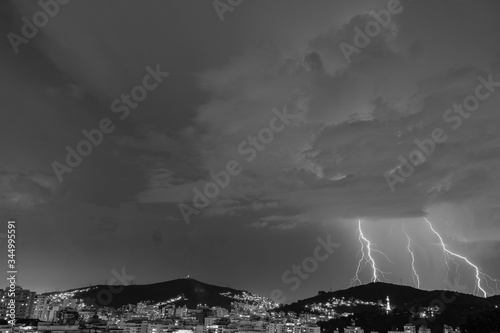 Imagens da chegada de uma tempestade com raios e chuva, na cidade durante a noite em Niterói, Rio de Janeiro, Brasil photo