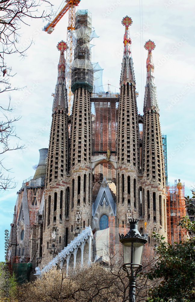 Naklejka premium Basílica de la Sagrada Família (Basilica of the Sacred Family) - a famous architecture artwork by Antoni Gaudi in Barcelona. Catalonia, Spain.