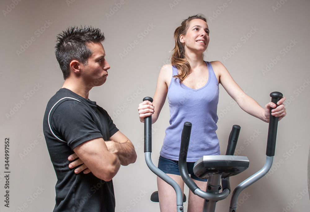 Obraz premium young couple is training at home during a pandemic