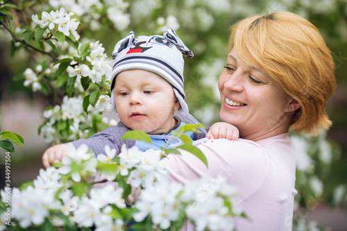 Obraz na płótnie Mama z dzieckiem na wiosennym spacerze w salonie