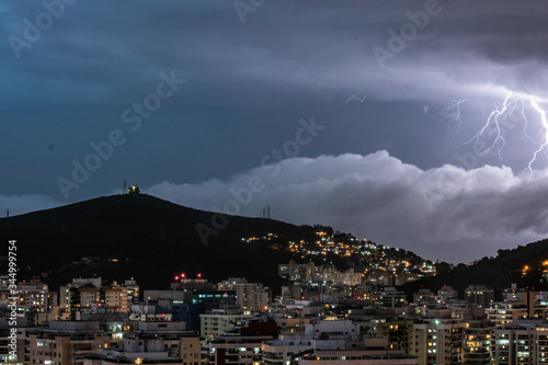 Imagens da chegada de uma tempestade com raios e chuva, na cidade durante a noite em Niterói, Rio de Janeiro, Brasil photo