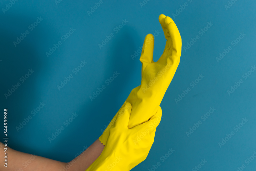 Φωτογραφία Close up on hand of unknown caucasian woman female girl putting on adjusting hol