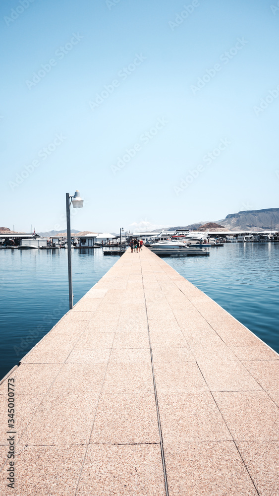 Fototapeta premium Footbridge at lake mead in Arizona, USA