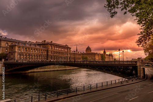 Paris, France - April 28, 2020: Panoramic view of the Conciergerie, the Hotel Dieu and the bridges over the Seine during the containment measures due to the coronavirus © JEROME LABOUYRIE