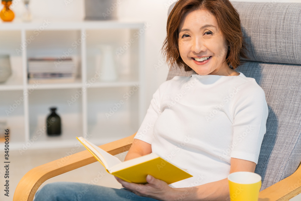 本を読むシニア女性 本を読むシニア女性