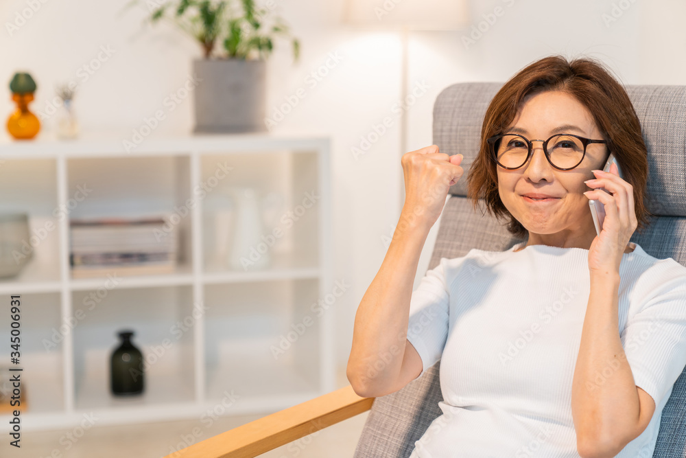 電話をするシニア女性 電話をするシニア女性
