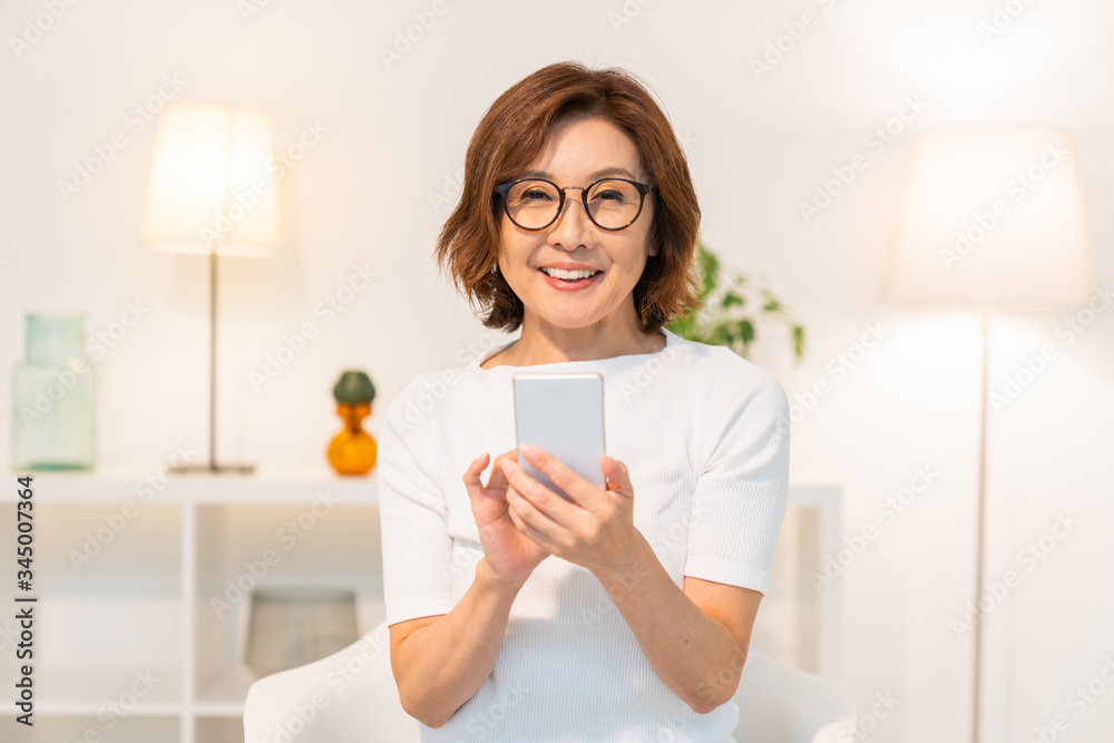 スマートフォンを見るシニア女性