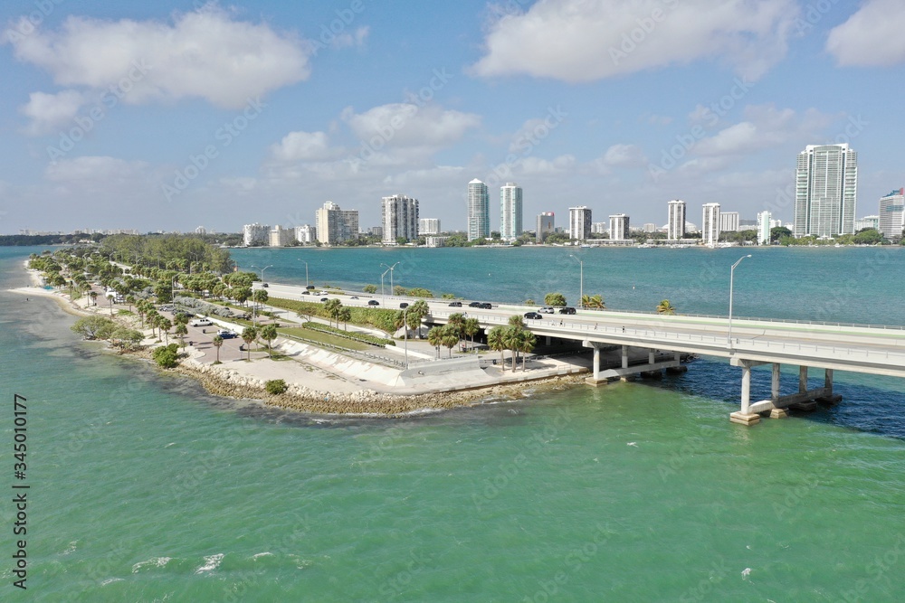 Obraz premium Miami Aerial View Downtown and Bridge to Key Biscane
