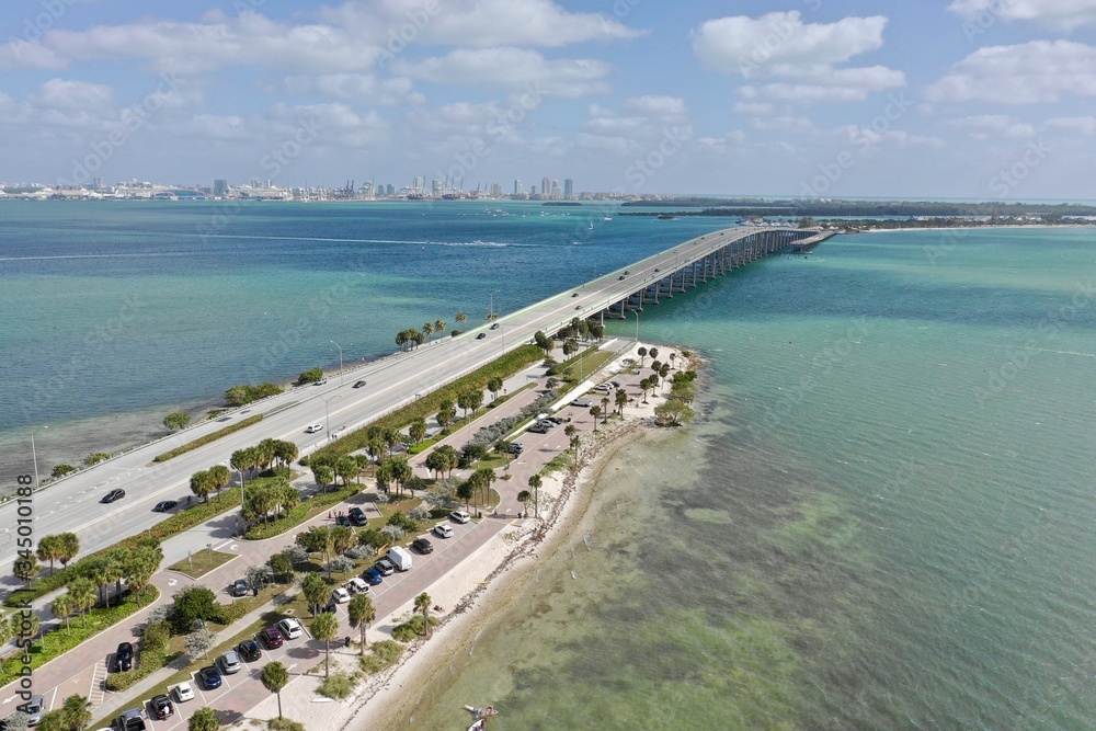 Obraz premium Miami Aerial View Downtown and Bridge to Key Biscane