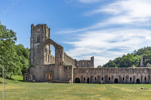 Fototapeta Naklejka Na Ścianę i Meble -  Historic Fountains Abbey and Studely Royal on a warm summer day.