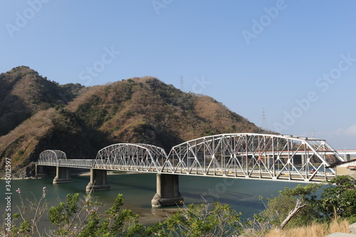 Die alte Quirino Brücke überspannt den Lagben Fluss, zwischen Santa und Vigan City, Ilocos Sur, Philippinen