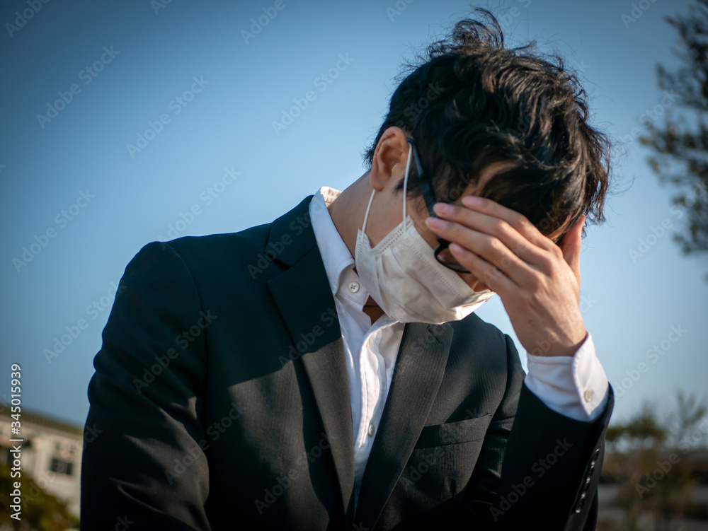 頭を抱えている男性 頭を抱えている男性