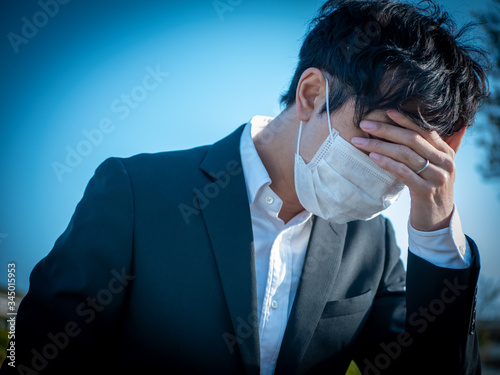 頭を抱えている男性