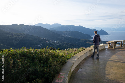 Touriste admirant la vue panoramique sur Centuri et le Cap Corse