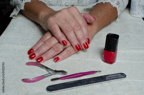 En aislamiento por covid 19 auto manicura en   casa
