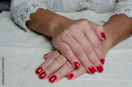 En aislamiento por covid 19 auto manicura en   casa