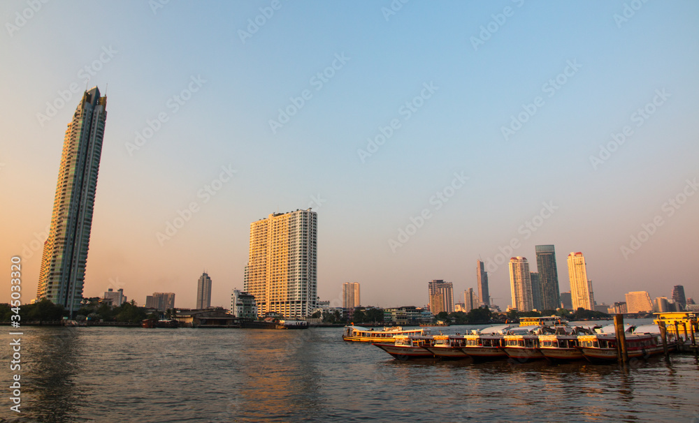 Fototapeta premium Bangkok city skyline and Chao Phraya river, Bangkok, Thailand