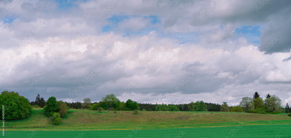 Obraz premium niskie chmury, pola, laka, niebo