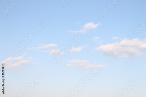 Photography Pale blue sky and clouds
 - 淡い色の空と雲