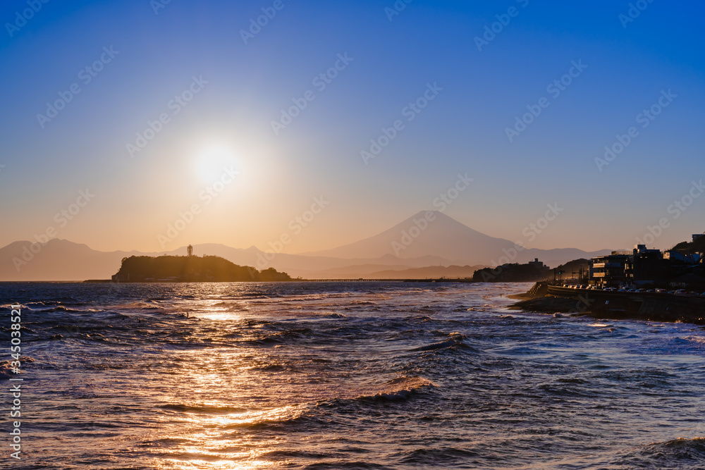 稲村ヶ崎から見た江の島と富士山の夕暮れ