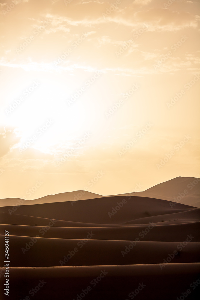 Obraz premium adventure, africa, background, beautiful, blue, chebbi, clear, color, day, desert, dry, dune, dunes, dust, egypt, erg, erg chebbi, extreme, gobi, horizon, landscape, merzouga, morocco, nature