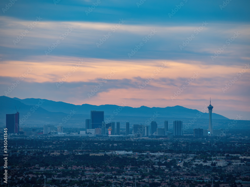 Fototapeta premium Sunset high angle view of the strip cityscape from Henderson View Pass