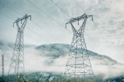 Strommast vor nebeliger Berglandschaft in Norwegen wo über 90 Prozent des Stroms aus Wasserkraft kommen
