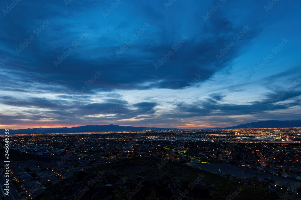 Obraz premium Sunset high angle view of the strip cityscape from Henderson View Pass
