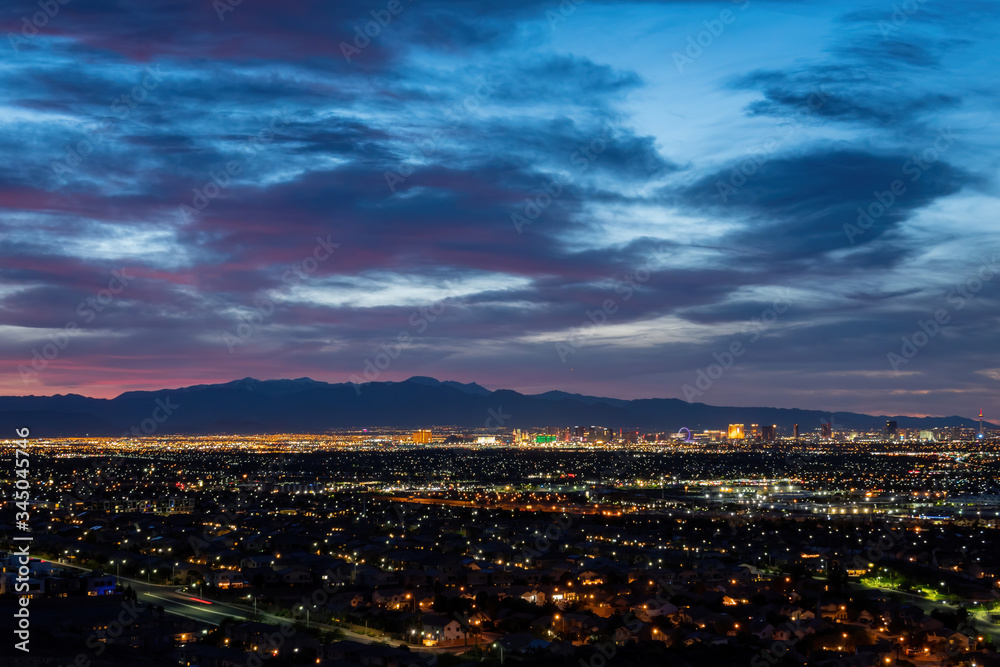 Naklejka premium Sunset high angle view of the strip cityscape from Henderson View Pass