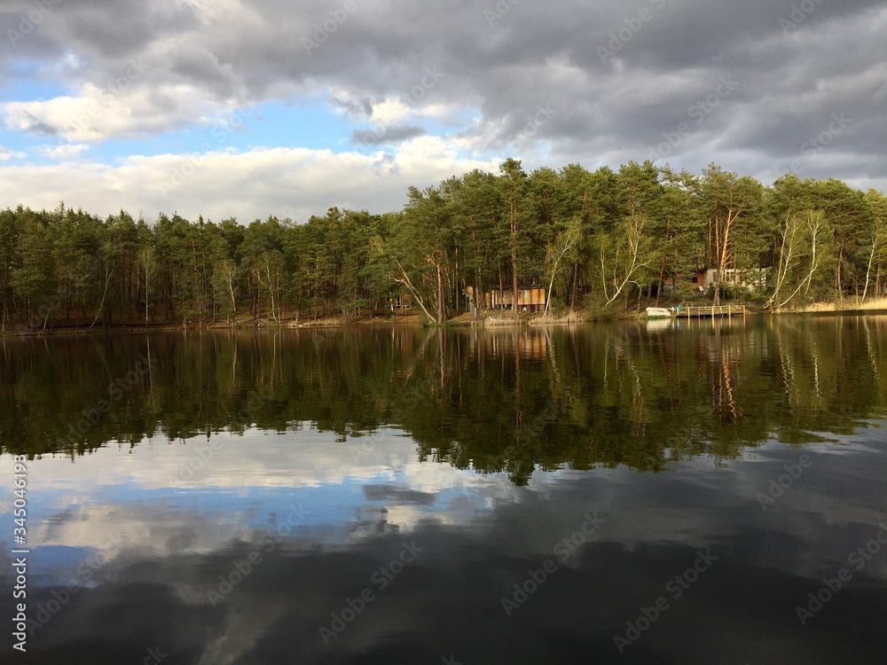 Obraz premium Golejów jezioro , jezioro wiosna , Golejów Staszów , Staszów jezioro , panorama jeziora , Golejów jezioro