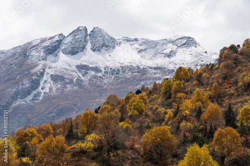 Beautiful autumn season in Manaslu circuit trekking route, Himalaya mountains range in Nepal © skazzjy
