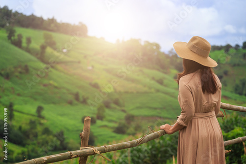 Φωτογραφία woman with hat and looking at mountain, Pa bong peang, Mae jam, Chiang Mai, Thai