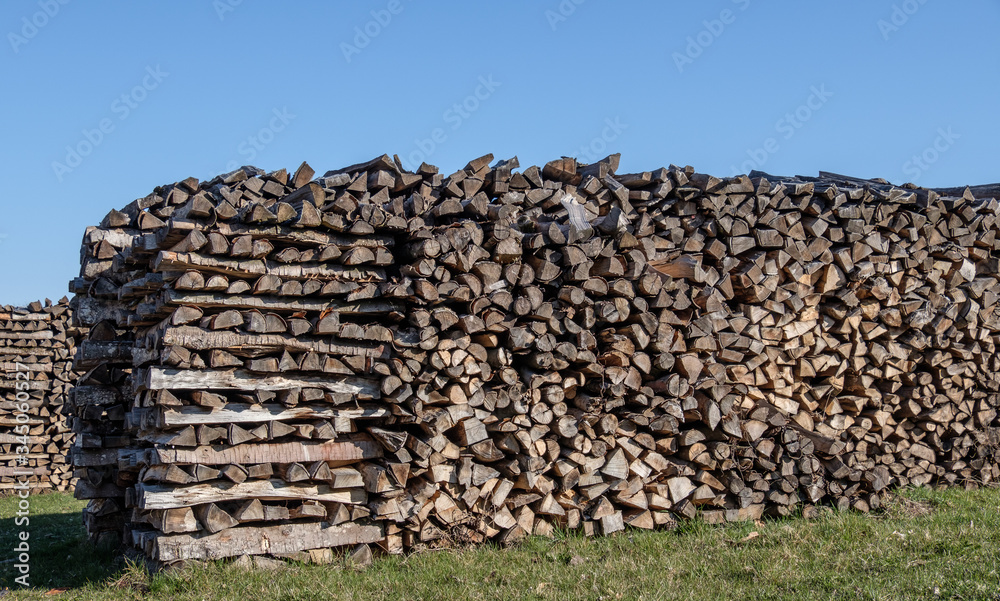 In einem Holzlager: Gestapeltes Brennholz / Kaminholz In einem Holzlager: Gestapeltes Brennholz / Kaminholz