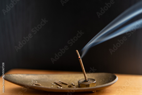 線香 お香 煙 香り アロマ イメージ photo