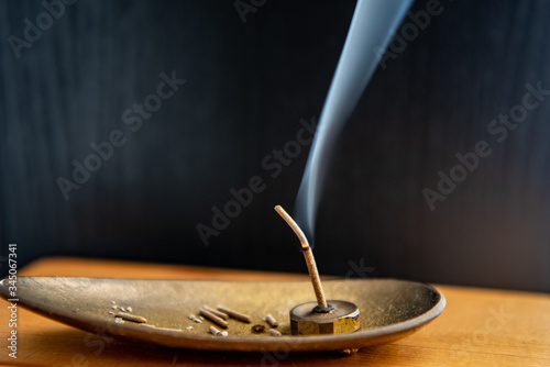 線香 お香 煙 香り 癒し アロマ イメージ