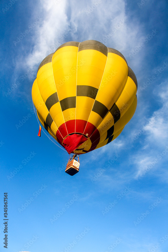 Fototapeta premium Hot air balloon flying in Seville
