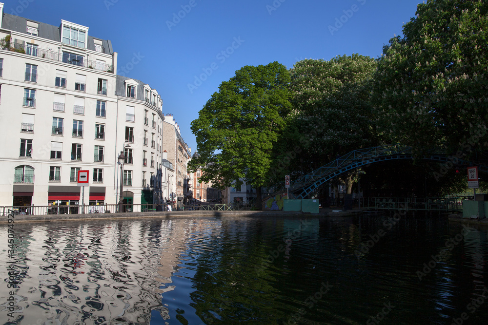 Fototapeta premium Rue de Paris. Bord du Canal Saint Matin, pendant le confinement du au Coronavirus