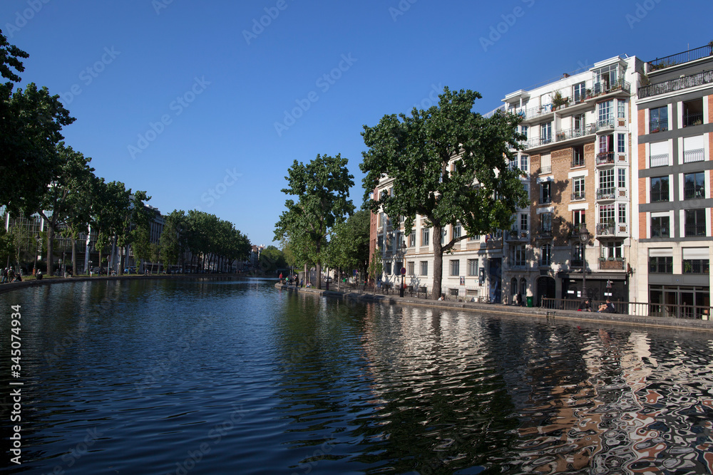 Fototapeta premium Rue de Paris. Bord du Canal Saint Matin, pendant le confinement du au Coronavirus