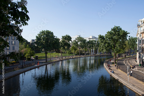 Rue de Paris. Bord du Canal Saint Matin, pendant le confinement du au Coronavirus