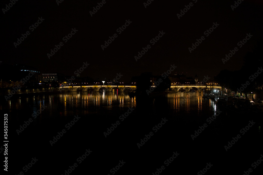 Vue du Pont Neuf avec la Seine, la nuit, pendant le confinement du au Coronavirus