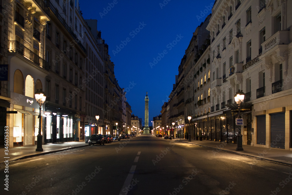 Rue de Paris. Place Vendôme, vide, sans personnage, sans circulation, pendant le confinement du au Coronavirus