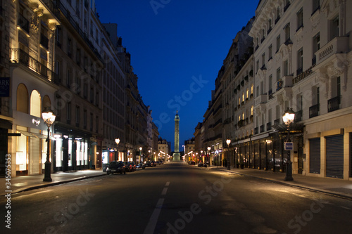 Rue de Paris. Place Vendôme, vide, sans personnage, sans circulation, pendant le confinement du au Coronavirus © olivier