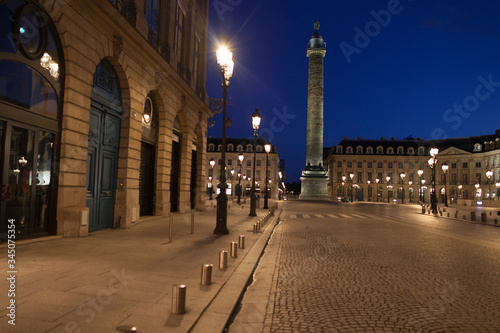 Rue de Paris. Place Vendôme, vide, sans personnage, sans circulation, pendant le confinement du au Coronavirus