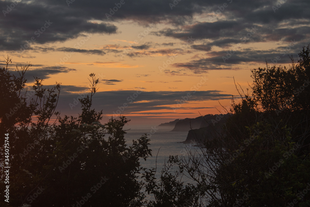 Obraz premium Amanecer desde un acantilado en un día nublado
